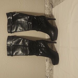 Simple Vera Vera Wang knee high boots.  Box 12